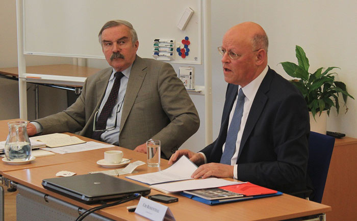 'Former Minister of Foreign Affairs and Dutch Special Envoy to the Global Conference on Cyber Space (GCCS) 2015 Uri Rosenthal during the opening of the ‘Cyber-Security’ master class with Clingendael’s Senior Research Associate Maj. Gen. (ret.) RNLMC Kees Homan