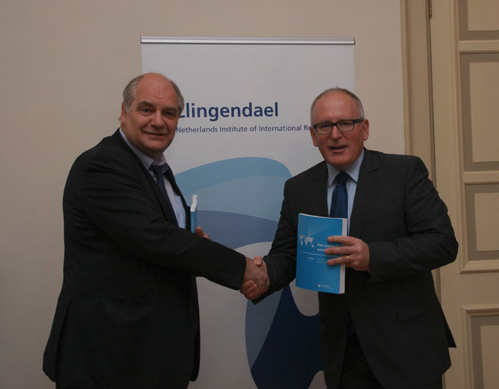 Former Minister of Foreign Affairs, Frans Timmermans, receives the first copy of the Clingendael Strategic