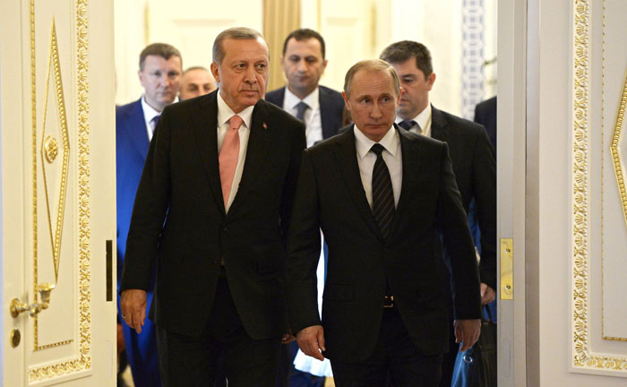 ‘De uitgestoken hand van Erdoğan aan Poetin en zijn excuusbrief als carte blanche is qua timing broodnodig voor Poetin’.