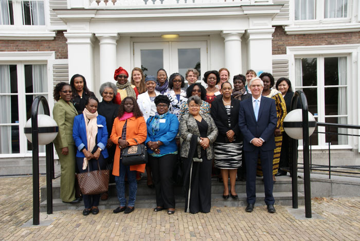 African Women Mediators posing on the steps of Huys Clingendael