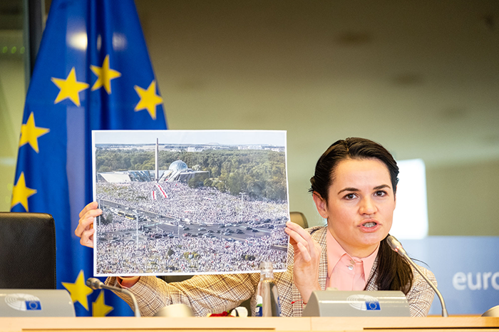 Svetlana Tikhanovskaya showing a picture of democratic protests in Minsk during an EPP conference in September 2021