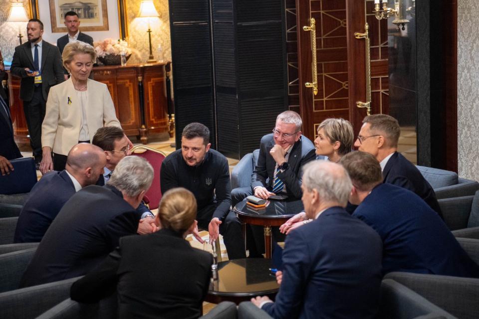 De Oekraïense president Zelenski verwelkomt wereldleiders in Kiev voor de derde gedenkdag van de Russische invasie van Oekraïne