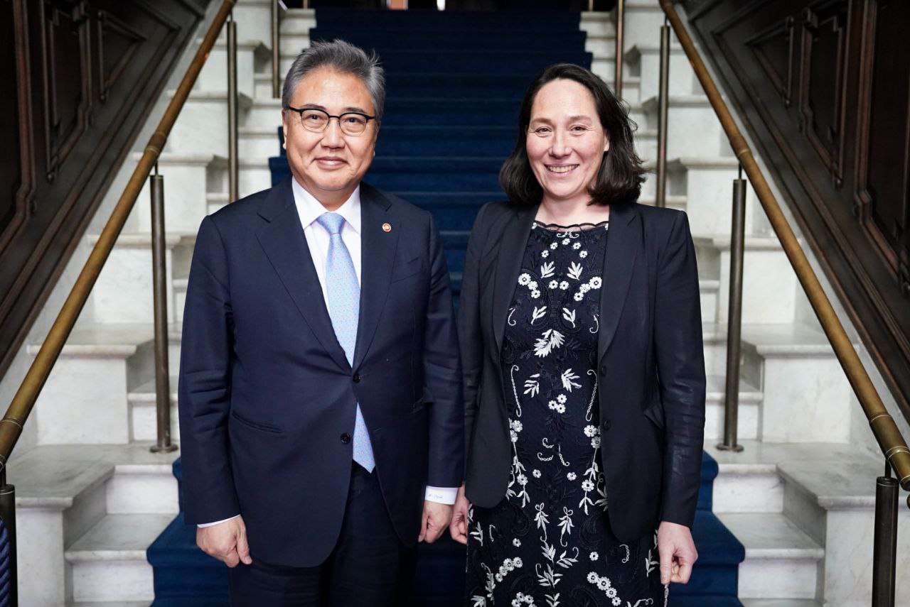 Minister of Foreign Affairs of the Republic of Korea Jin Park and Clingendael director Monika Sie Dhian Ho
