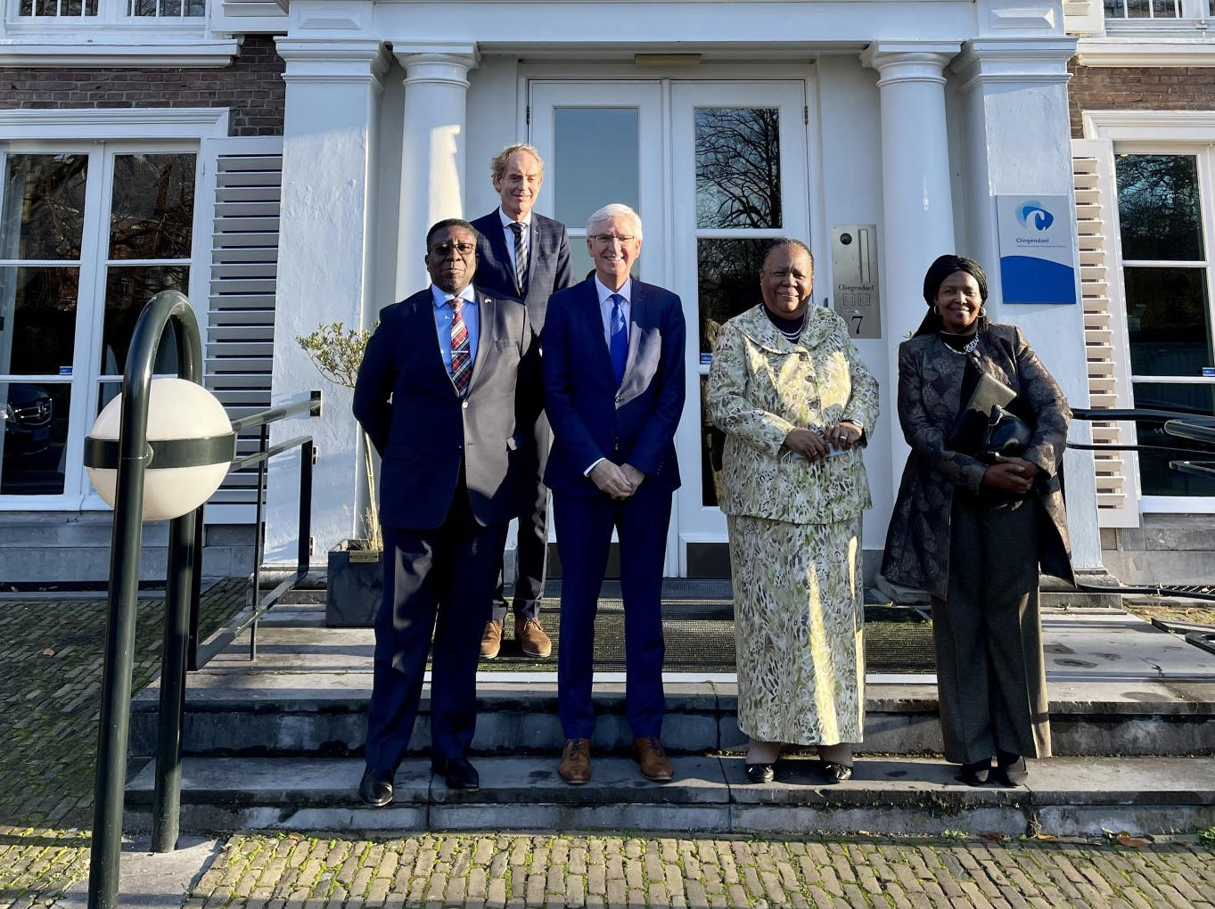 Minister Naledi Pandor’s (South Africa), her delegation and Peter Haasbroek and Ron from Clingendael in front of our Huys