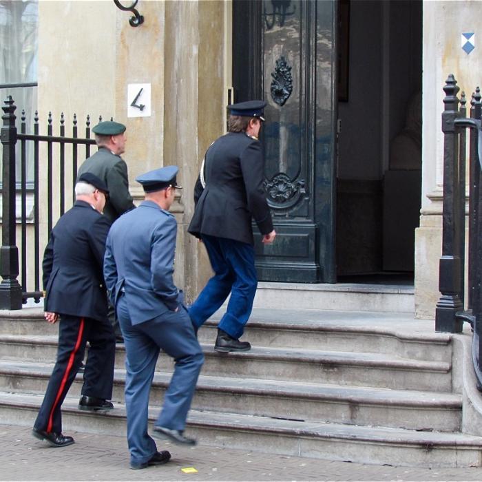 Defensie aan de ketting