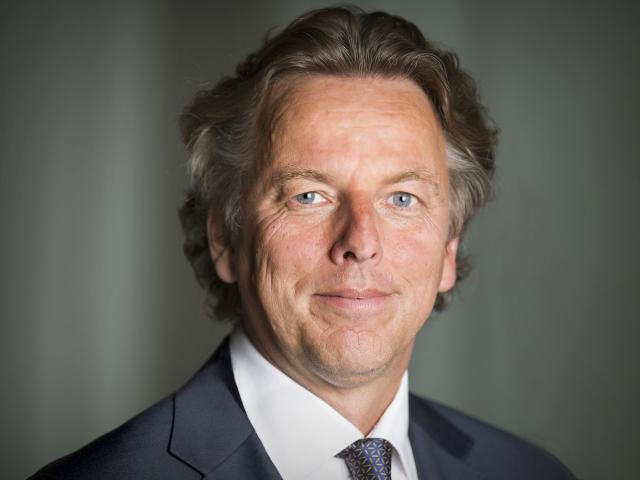 Minister Koenders congratulates new diplomats at Clingendael