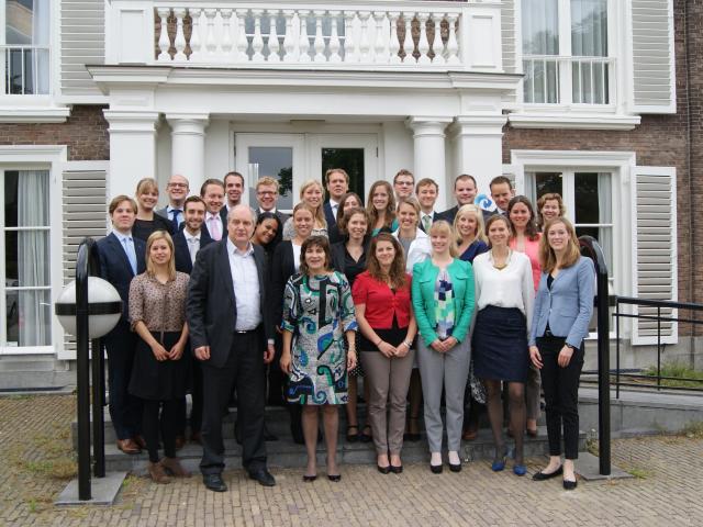 Minister Ploumen visits Dutch junior diplomats to talk about trade and aid