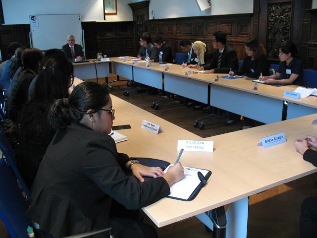 Indonesian Junior Diplomats visit Clingendael