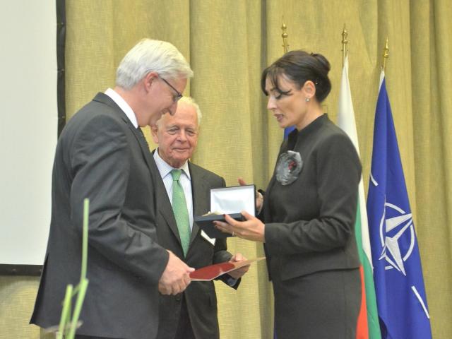 Clingendael Academy Director Ron Ton receives an honor award from the Bulgarian Diplomatic Institute