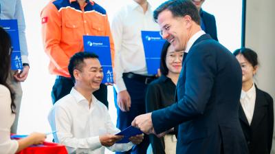 Dutch PM Rutte presents Clingendael Academy certificates in Hanoi