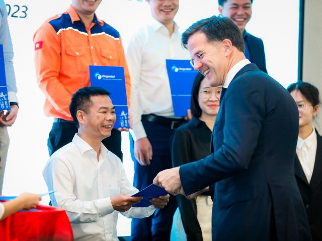 Dutch PM Rutte presents Clingendael Academy certificates in Hanoi