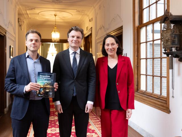 Strategische monitor 2025-2030 aangeboden aan minister van defensie Brekelmans